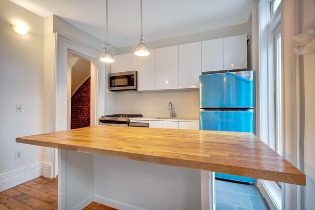 Building Photo - 520 Manila Ave