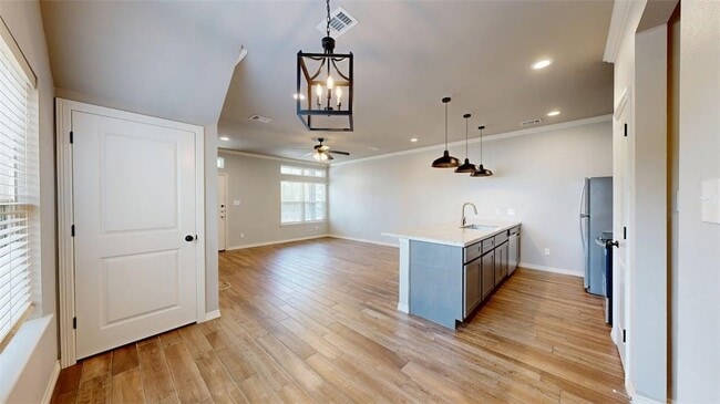 Building Photo - 305 Poplar St