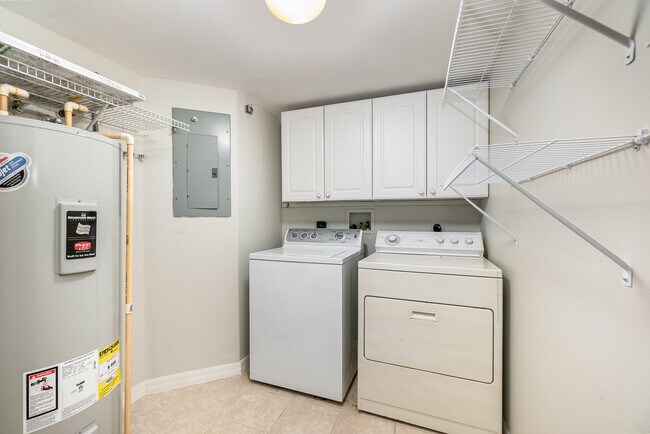 Building Photo - 801 Del Rio Way