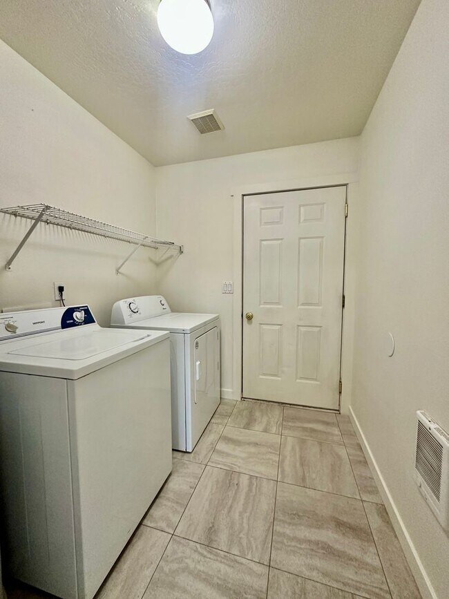 Building Photo - 3 bedroom ranch style home- Newly Renovated!!