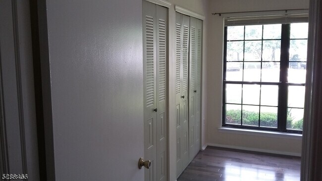 Building Photo - 297 English Pl