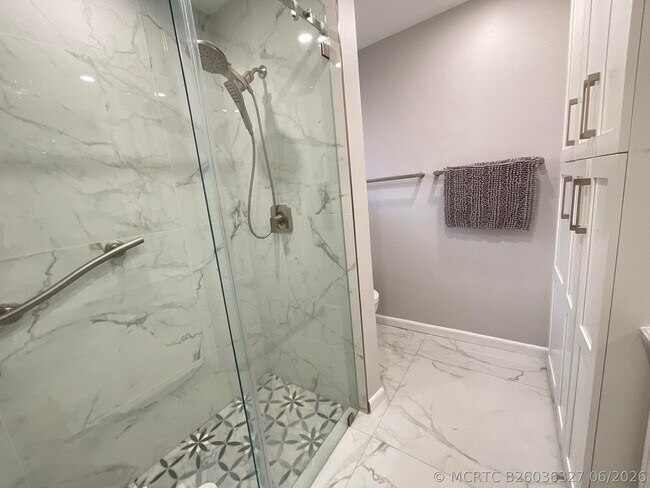 Building Photo - 5574 Royal Lake Cir