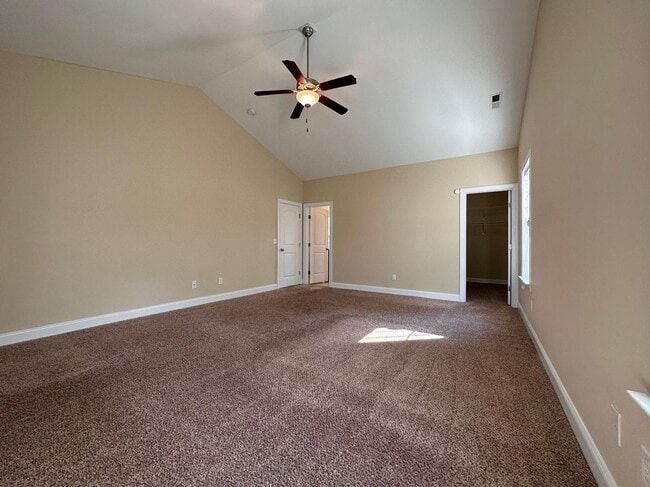 Building Photo - Perfect on Pineflat!