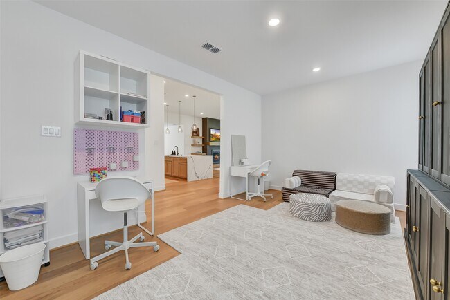 Building Photo - 1400 River Pt Dr