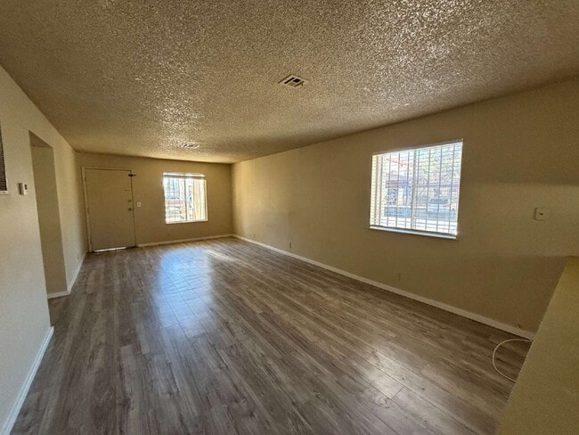 Building Photo - First Floor 2-bed, 2-bath, no carpet here!