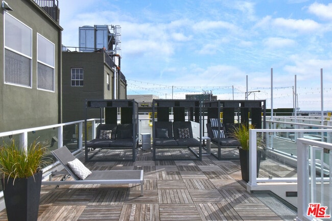 Building Photo - 939 S Broadway