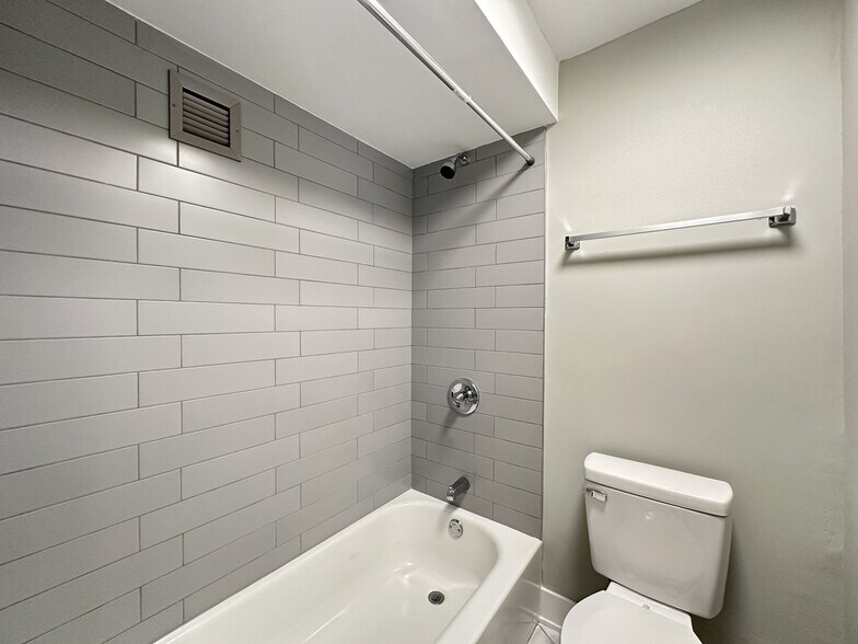 Building Photo - 1220 N La Salle Dr