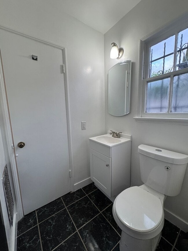 Building Photo - Beautiful 3bd 2ba