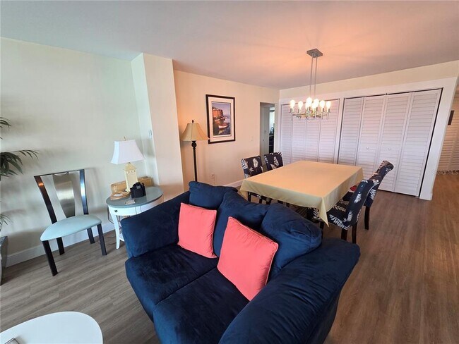 Building Photo - 5200 Brittany Dr S