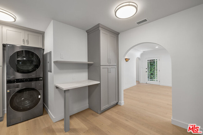 Building Photo - 839 Westmount Dr