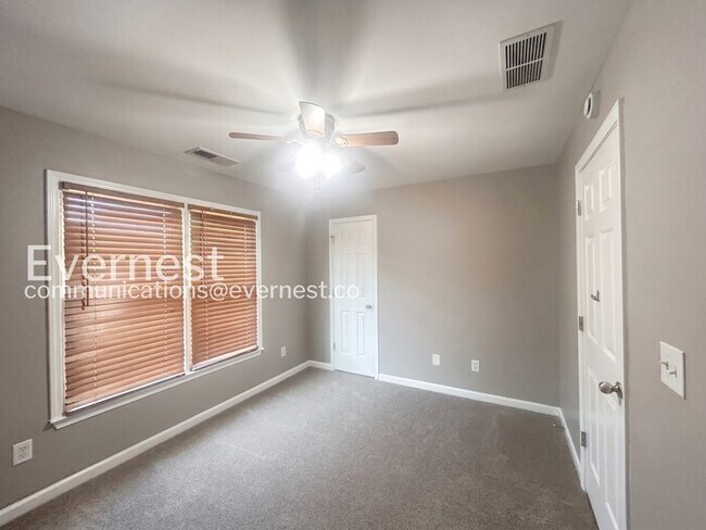 Building Photo - Limited Time Special Offer / 4 Bed, 4 Bath Home with Garage / Pet-Friendly / Vouchers Accepted / ...