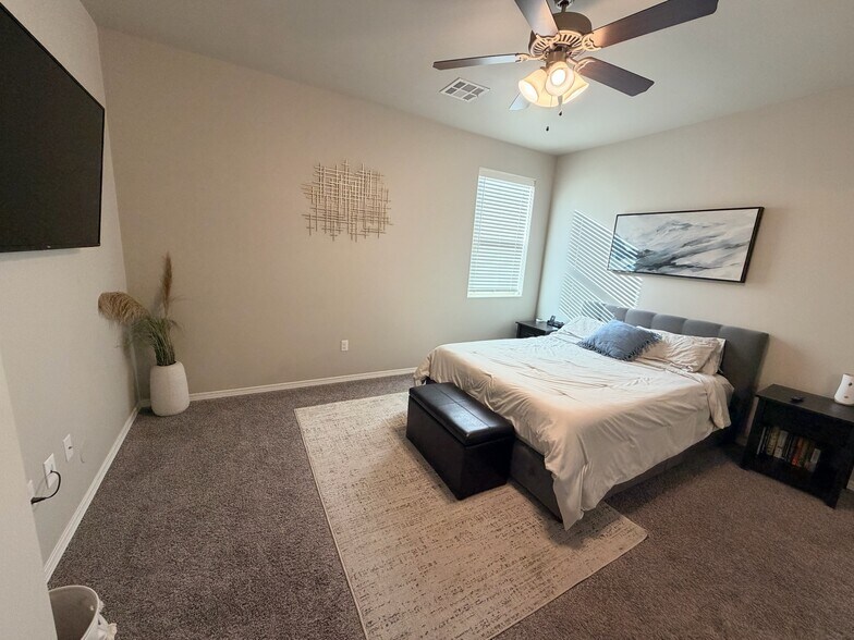 Building Photo - 1418 Santa Thomas St