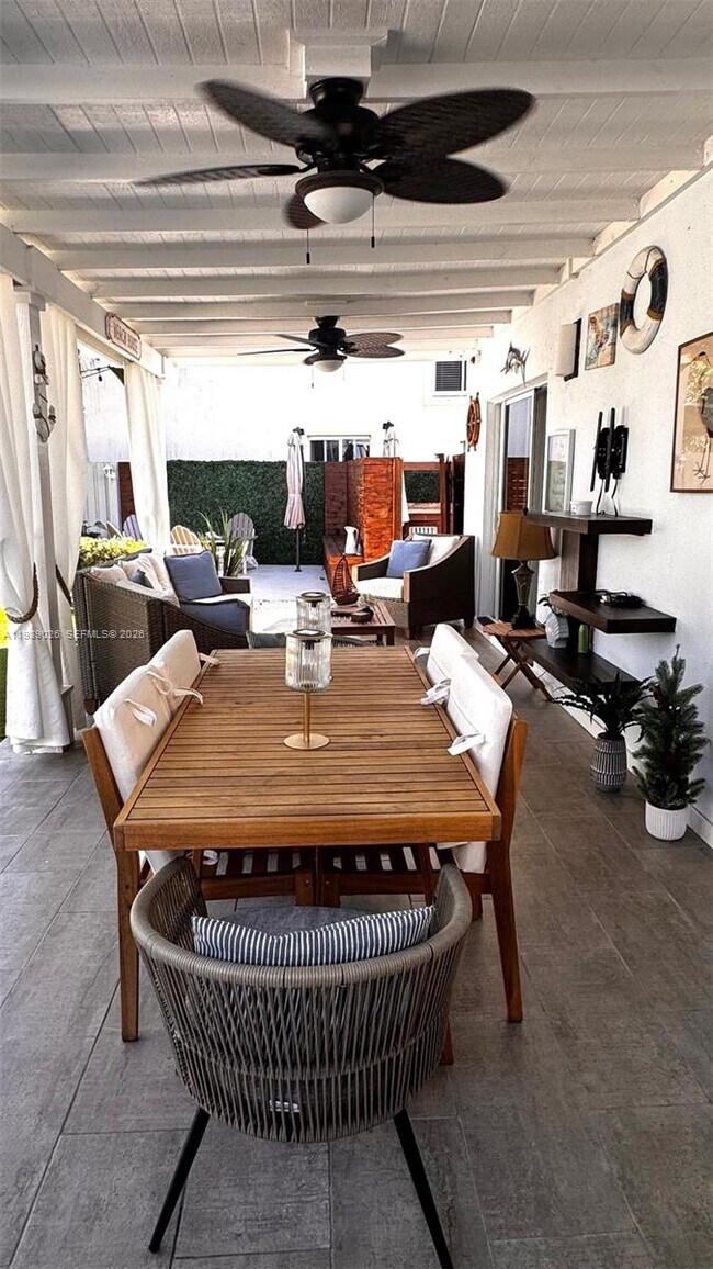 Building Photo - 365 NE 32nd Terrace