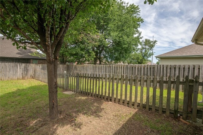 Building Photo - 902 SW Sandrock Rd