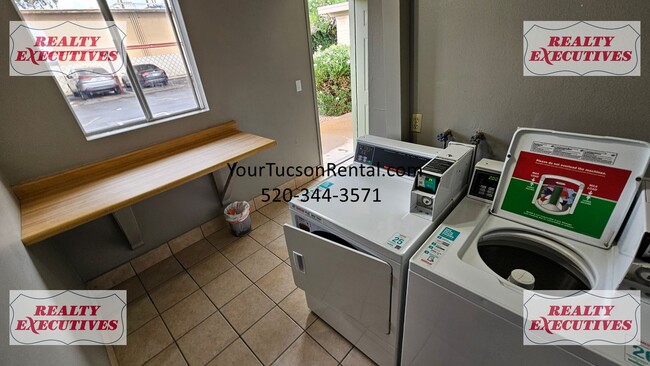 Building Photo - Country Club & Fort Lowell area - 2 Beds 1...