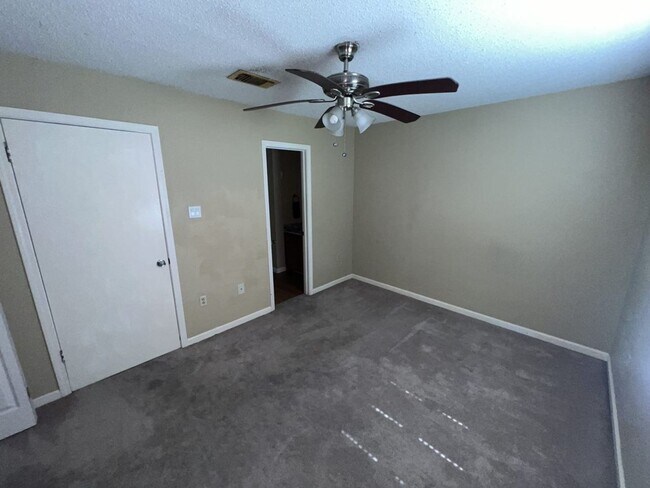 Building Photo - Beautiful 2 Bed, 2.5 Bath townhome on Jefferson Hwy