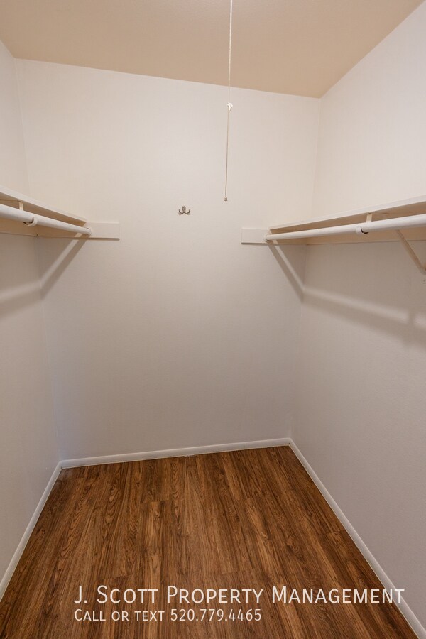 Building Photo - 1618 E Dunbar Dr