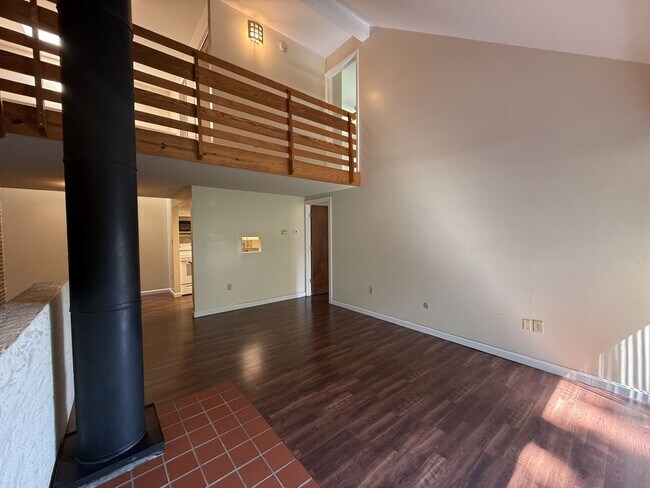Building Photo - 801 Stratford Dr