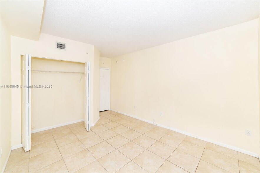 Building Photo - 17150 N Bay Rd