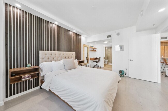 Building Photo - 3020 NE 32nd Ave