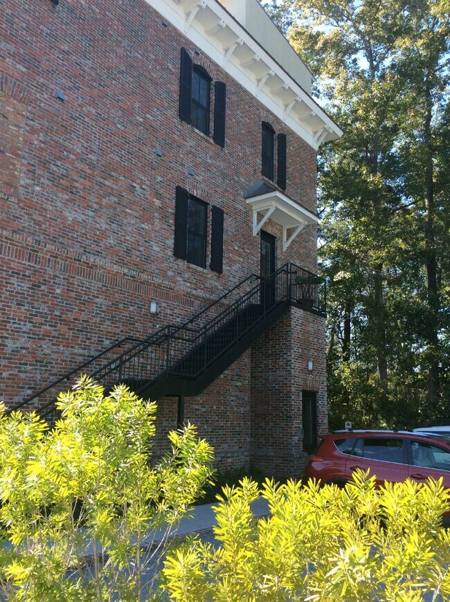 Building Photo - Two Bedroom Condo in the Heart of the Bluffton Promenade!