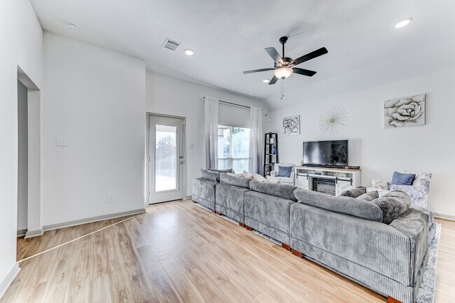 Building Photo - 204 Shoreview Dr