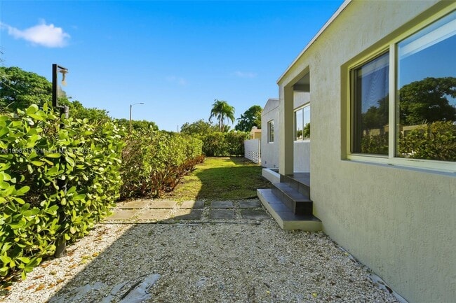 Building Photo - 570 NW 49th St