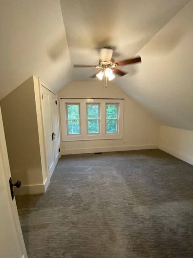 Building Photo - Charming 3-Bedroom, 1 1/2 Bath Upper Duplex in Beautiful Garfield Park Neighborhood