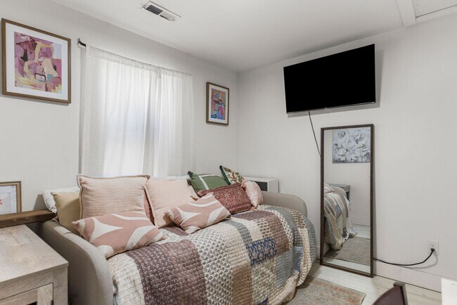 Building Photo - Single Family Home, 2 bed/1 bath $1,350 One-Story