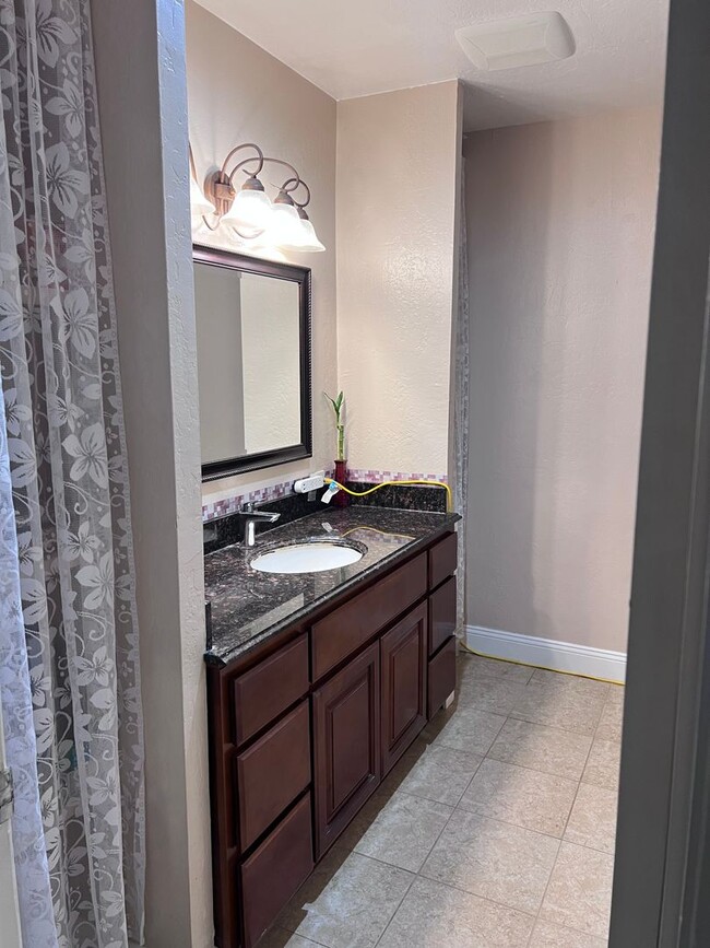 Building Photo - Remodeled 2 bedroom Condominium with enclo...