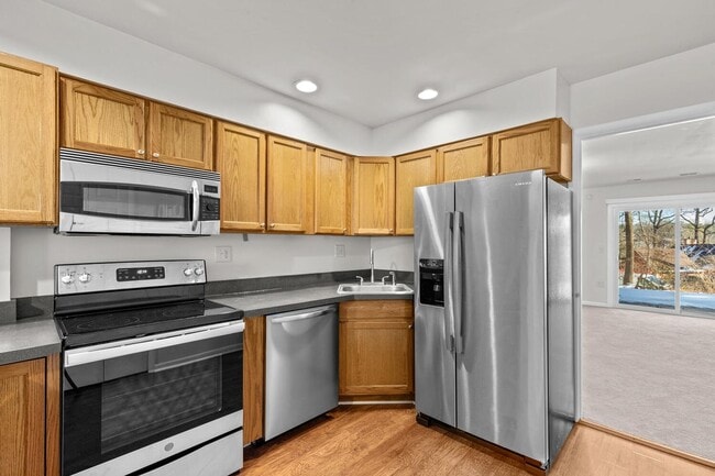 Building Photo - Updated 1800+ sq/ft 3 bdrm 2.5 bath end unit townhome