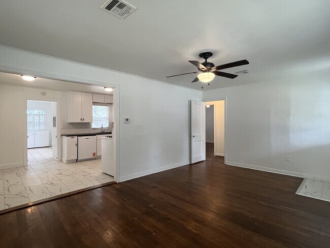 Building Photo - 3 Bedroom close to Campus!!