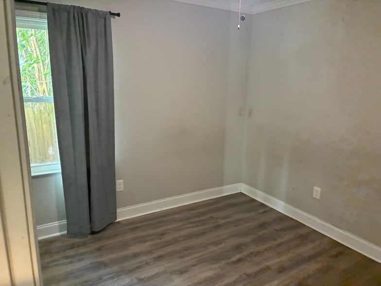 Building Photo - Room in House on North Avenue NW