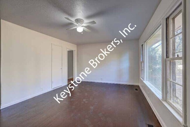 Building Photo - 1752 Upper River Rd