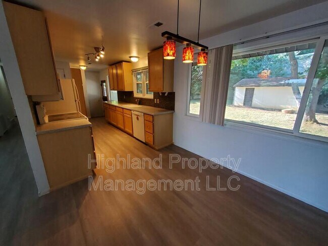 Building Photo - 1705 NE Wheatland Dr