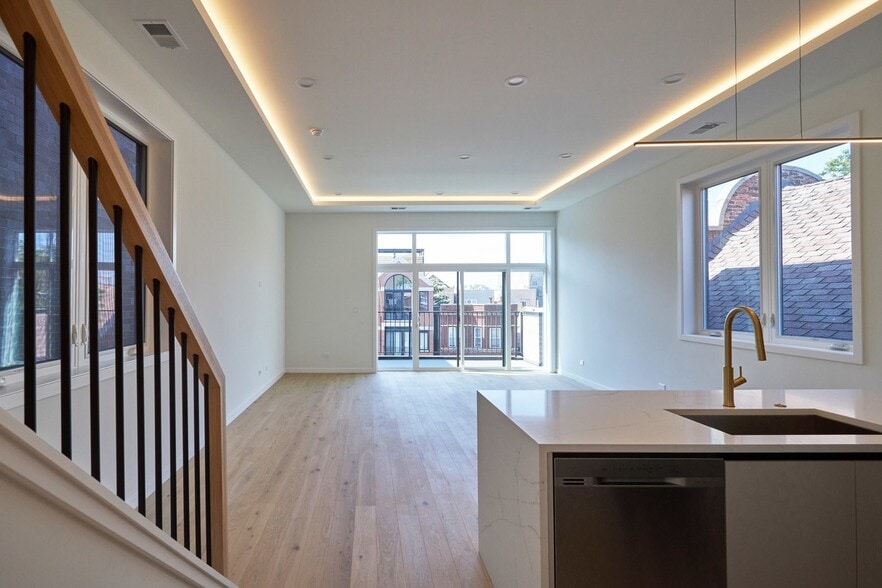 Living + Dining Combo (Unfurnished) - 2132 W Rice St