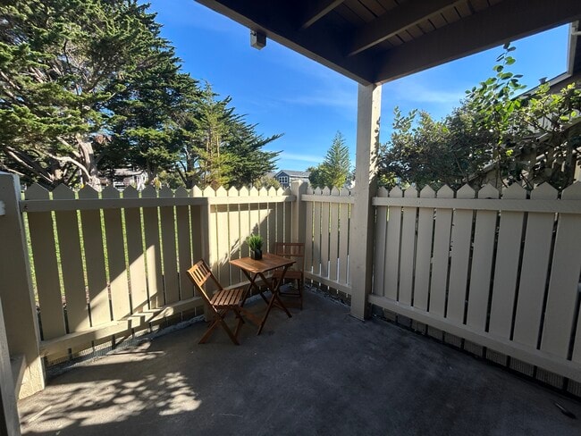 Building Photo - 57 Lakeshore Ct