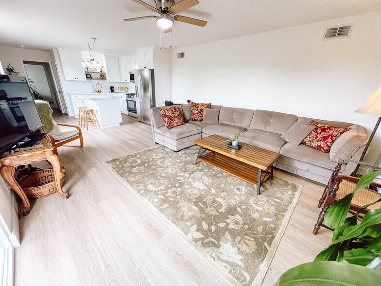 Ceiling fan - 665 Alto Dr
