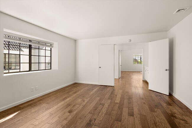 Building Photo - Renovated 2bed x 2.5bath Townhouse with Pr...