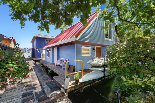 Primary Photo - 3110 Portage Bay Pl E