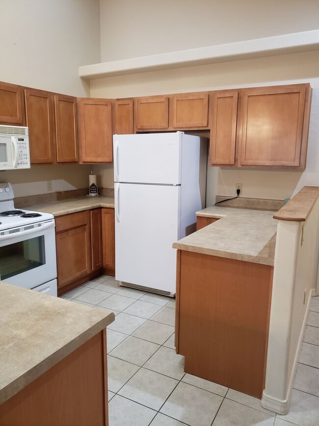 Building Photo - 2 bed / 2 bath - 2 car attached garage