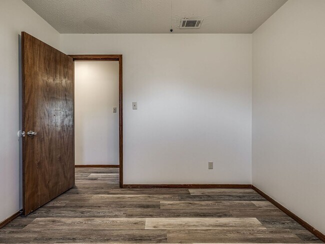 Building Photo - Move in discount / $800 first month rent