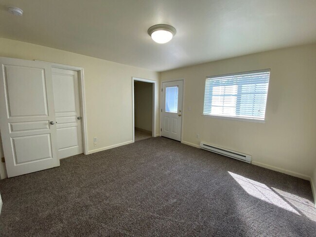 Building Photo - North Gilham Condo