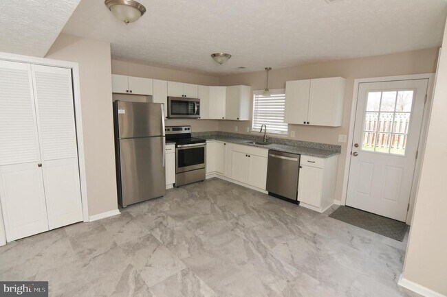 Building Photo - 311 Willowbrook Ct