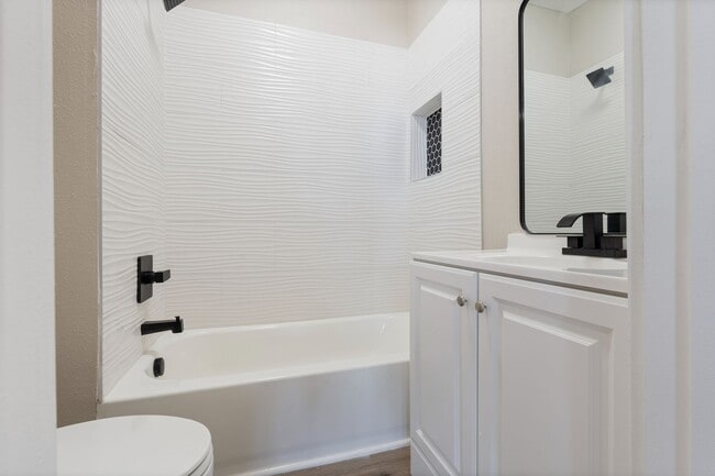 Building Photo - Renovated Studio Near Sandy Blvd | Stainless Appliances | Pet Friendly