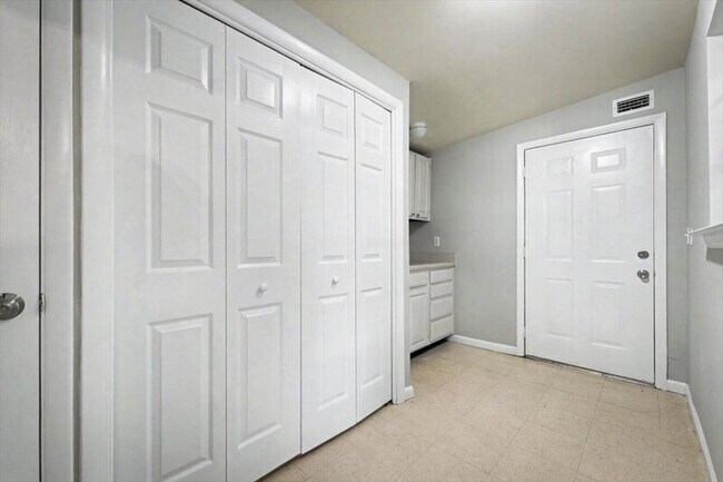 Building Photo - 7010 Arques Rd