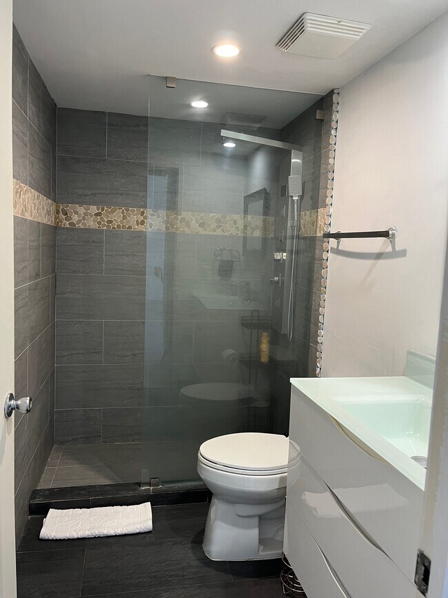 Building Photo - 10350 W Bay Harbor Dr