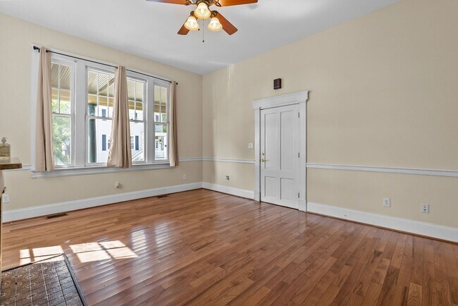 Building Photo - 403 Dinwiddie St
