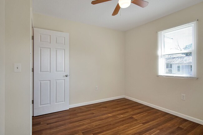 Building Photo - 3 bedroom 1 bath house in Midtown availabl...