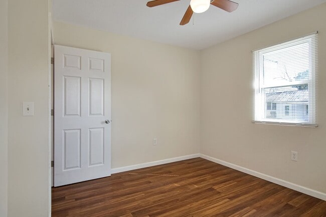 Building Photo - 3 bedroom 1 bath house in Midtown available Mid- August